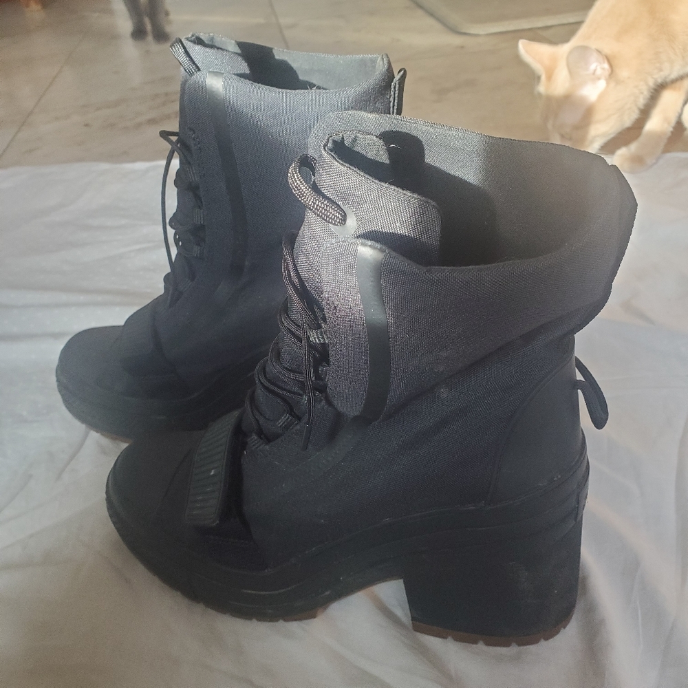 Womens black chuck Taylor all star gr82 platform booties. So cute. Only worn 1 x